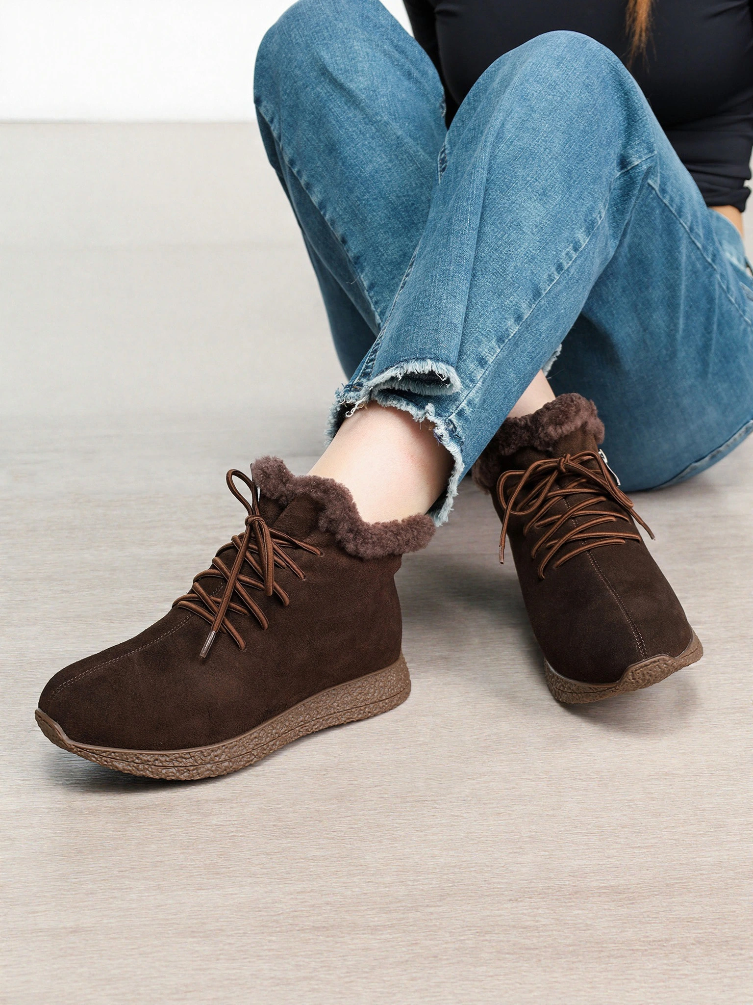 Ботинки коричневого цвета на низкой подошве